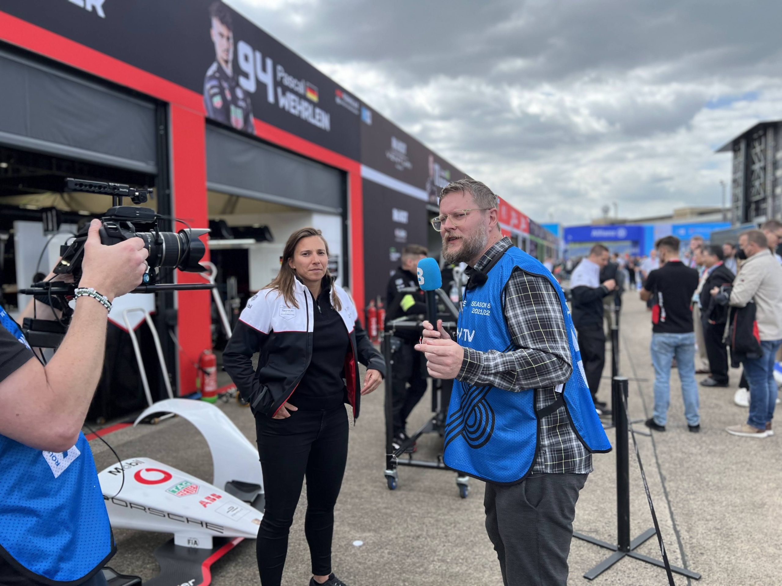 Rutger Middendorp interviewing Simone de Silvestro, driver for the Porsche Formula-E team at the Berlin E-Prix